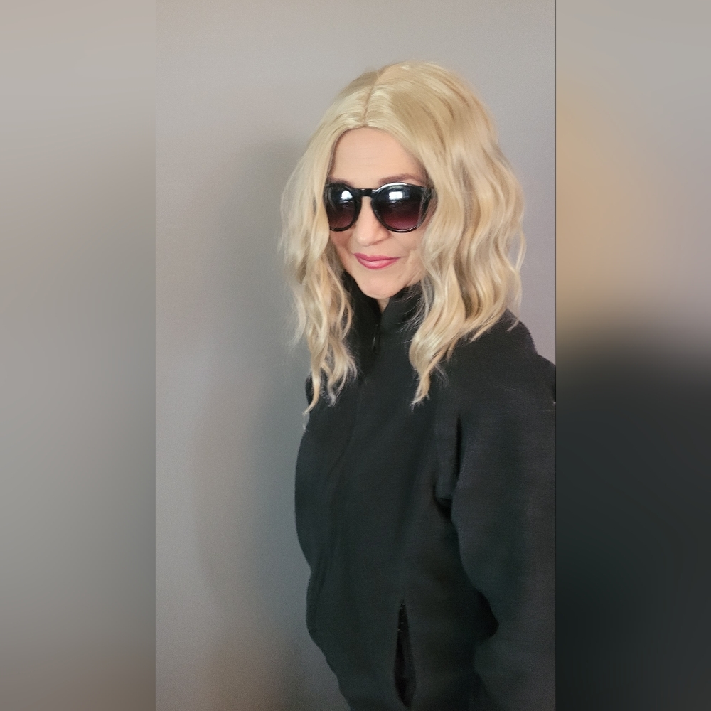 Wavy, short blonde wig